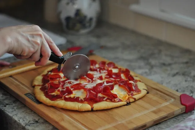 domowa pizza wypieczona w piekarniku elektrycznym