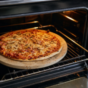 Pizza na kamieniu w piekarniku